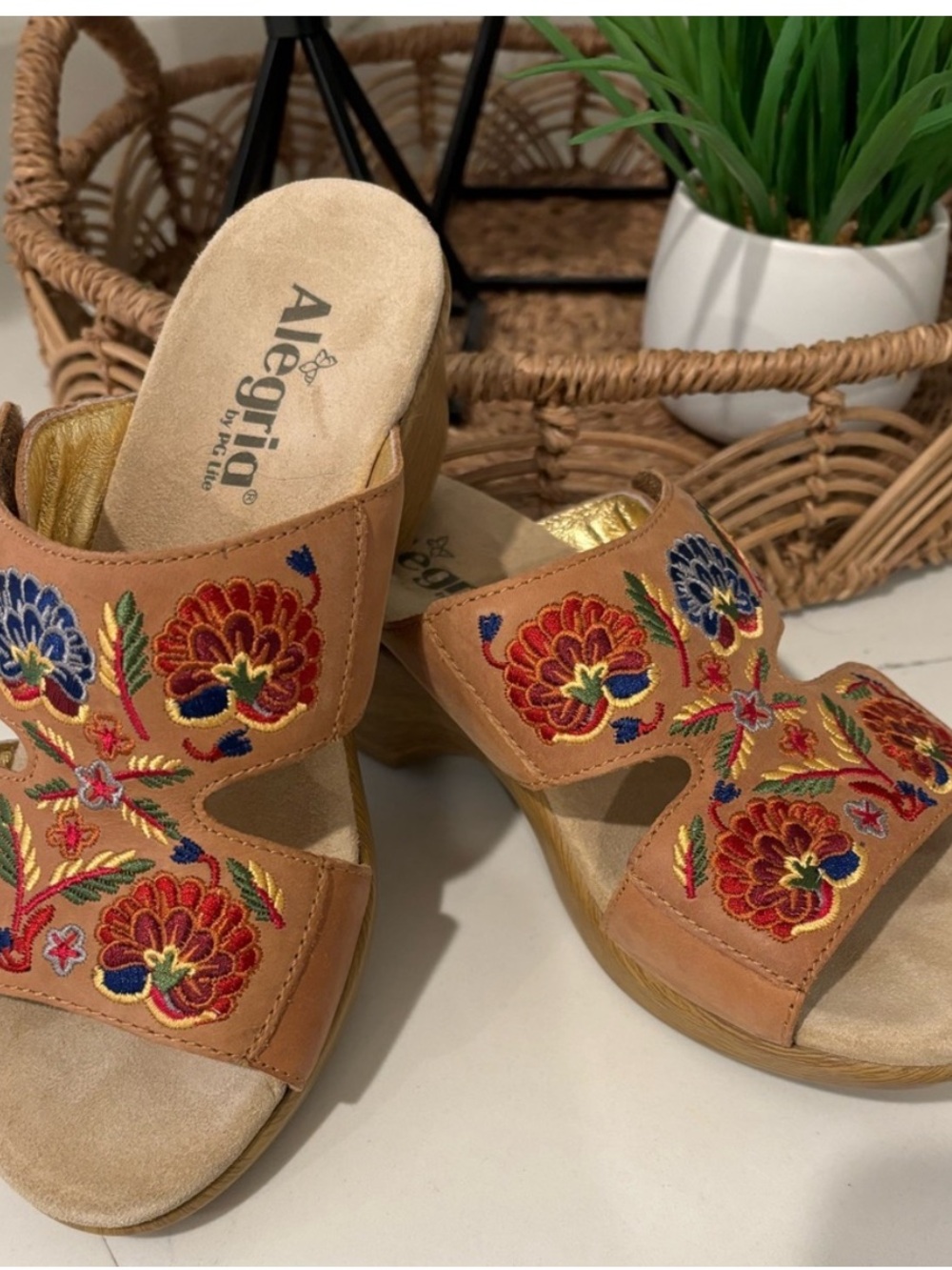 Alegria Linn Embroidered Leather Slip On Chunky Wedge Clog Sandal Tan Womens 38